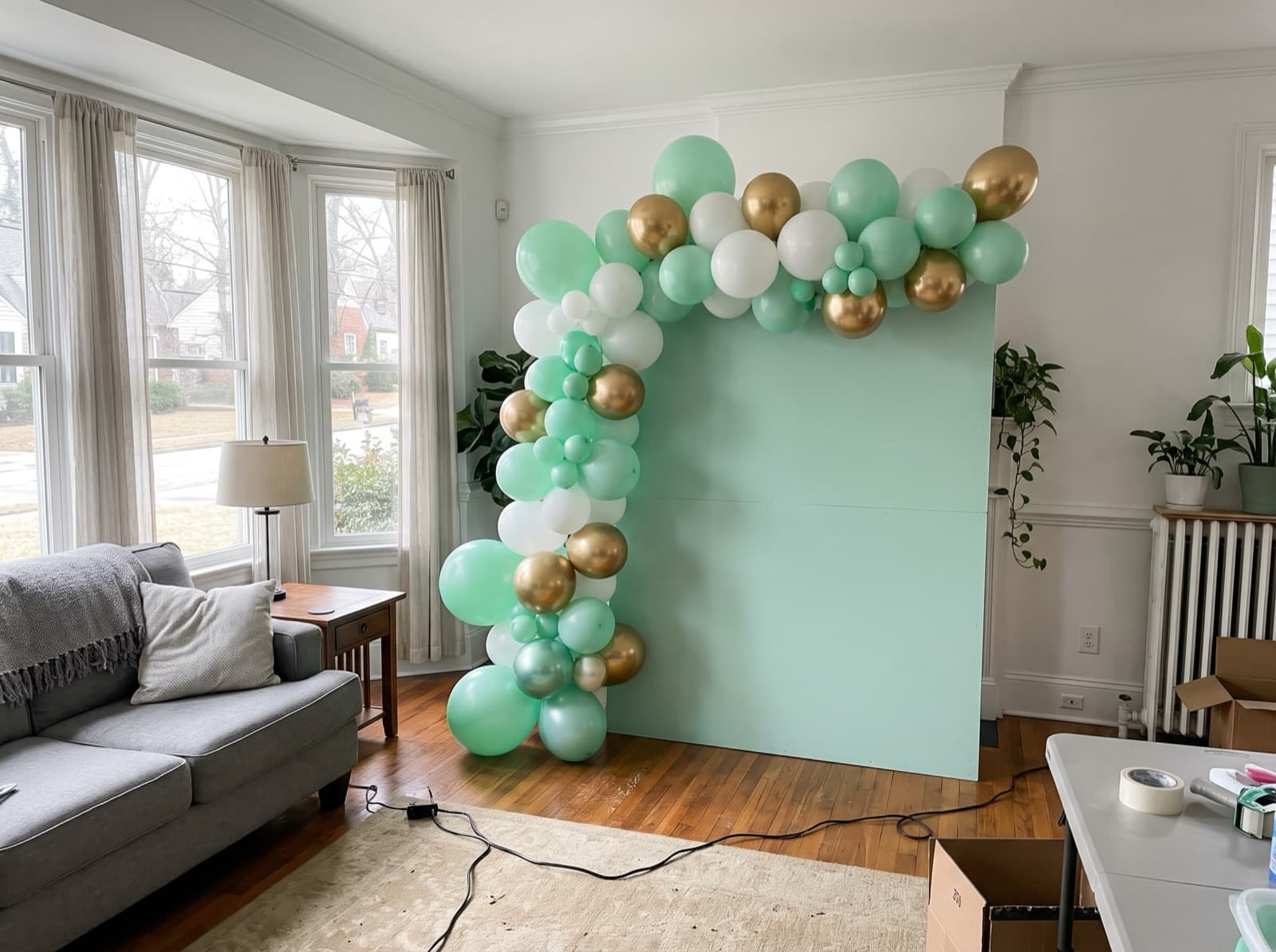 Square backdrop with a garland up one side